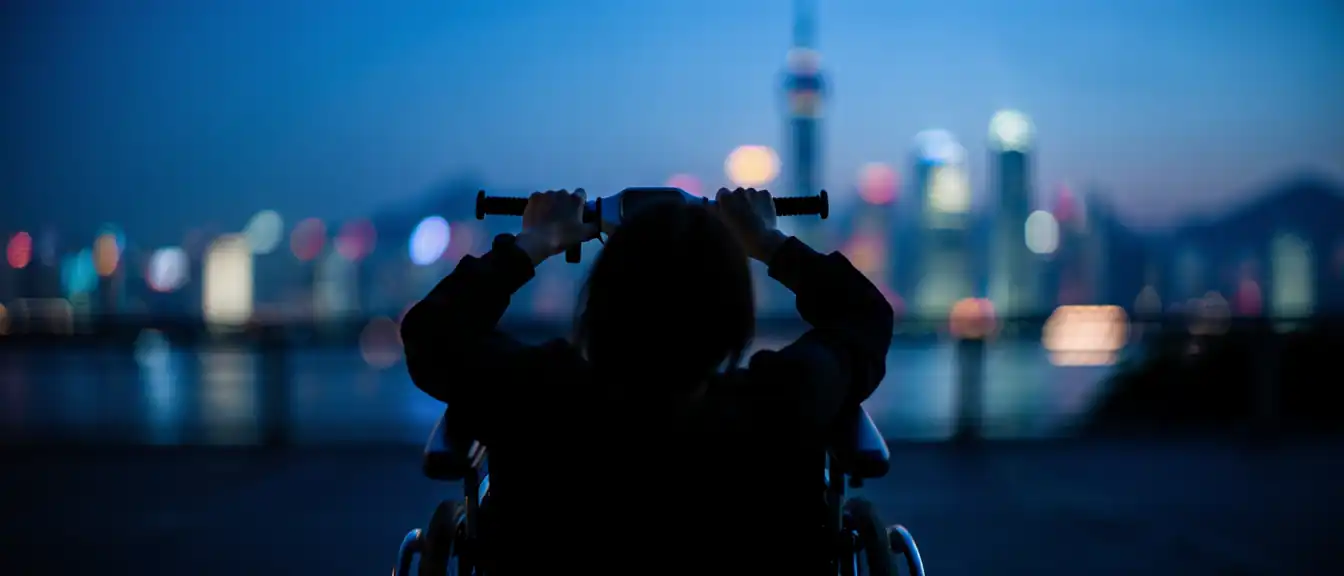 Победа над параличом: инженер из Шэньчжэня научил инвалидную коляску понимать мысли своего владельца