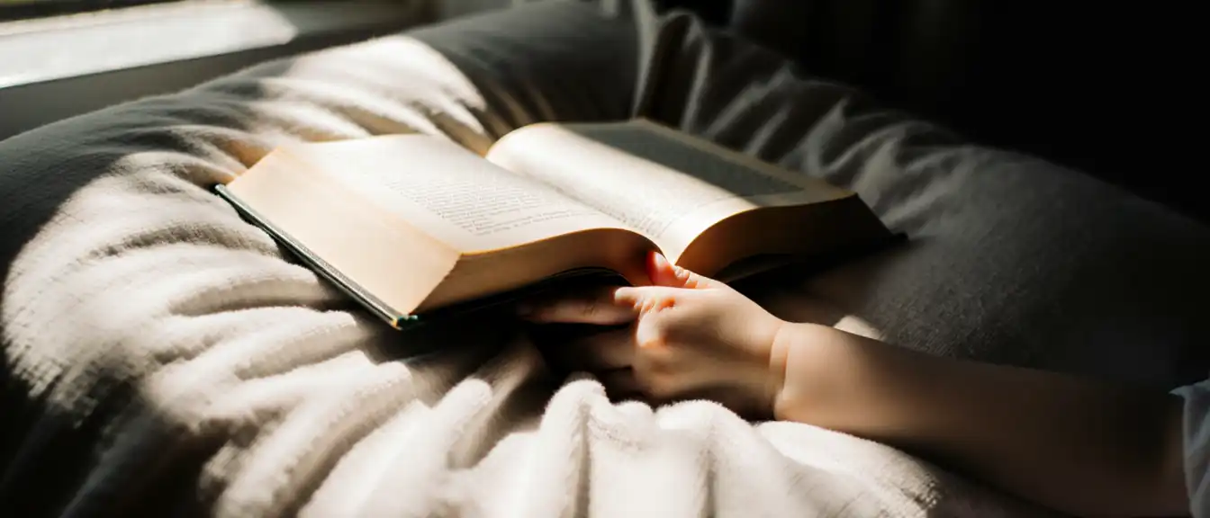 Опасность сокращения дистанции до книги: Игорь Азнаурян объяснил причины ухудшения зрения у детей при чтении на животе