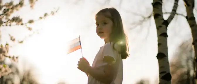 «Привет» и «спасибо»: как маленькая американка, пережившая сложную операцию в Петербурге, осваивает русский язык