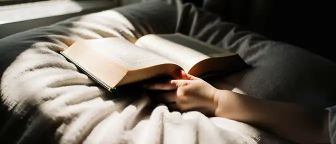 Опасность сокращения дистанции до книги: Игорь Азнаурян объяснил причины ухудшения зрения у детей при чтении на животе